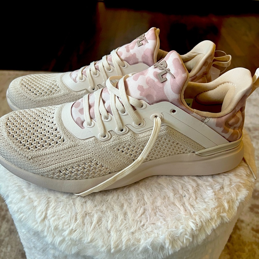 APL Techloom Tracer - BRAND NEW, never worn - size 8